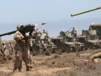 جندي مشاة بحرية أمريكي يطلق صاروخ ستينغر من طراز FIM-92A على هدف جوي مُسيّر. الصورة: كريستوفر أوكوين / قوات مشاة البحرية الأمريكية