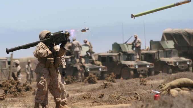 جندي مشاة بحرية أمريكي يطلق صاروخ ستينغر من طراز FIM-92A على هدف جوي مُسيّر. الصورة: كريستوفر أوكوين / قوات مشاة البحرية الأمريكية