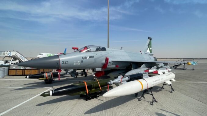 الطائرة المقاتلة الباكستانية من طراز “جيه إف-17”
