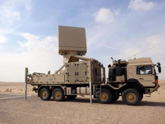 رادار TRML-4D من Hensoldt هو رادار متنقل من نوع AESA يعمل بنطاق C ويمكنه تتبع أكثر من 1500 هدف واكتشاف التهديدات الصغيرة والمنخفضة التحليق مثل الطائرات بدون طيار وصواريخ كروز حتى مسافة 250 كم، مع قدرة قوية على ECCM للمجال الجوي المتنازع عليه (مصدر الصورة: Hensoldt).