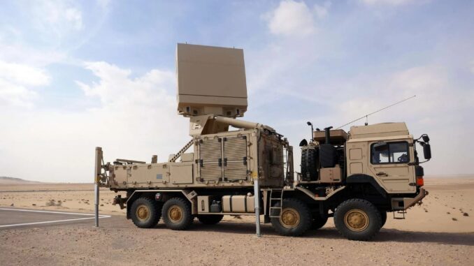 رادار TRML-4D من Hensoldt هو رادار متنقل من نوع AESA يعمل بنطاق C ويمكنه تتبع أكثر من 1500 هدف واكتشاف التهديدات الصغيرة والمنخفضة التحليق مثل الطائرات بدون طيار وصواريخ كروز حتى مسافة 250 كم، مع قدرة قوية على ECCM للمجال الجوي المتنازع عليه (مصدر الصورة: Hensoldt).