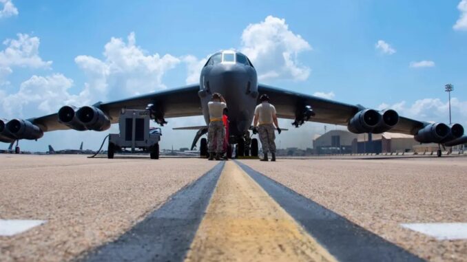 قاذفة B-52 الاستراتيجية