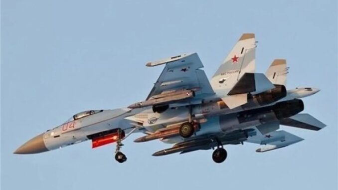 طائرة سو-35 مزودة بثلاثة صواريخ مضادة للإشعاع من طراز Kh-31