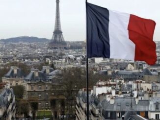 أدت مساعي فرنسا لإبعاد بريطانيا عن صندوق الدفاع التابع للاتحاد الأوروبي إلى نتائج عكسية، حيث خسرت باريس قروضاً ميسّرة كانت تخطط لإنفاقها على مشاريع أسلحة فرنسية بريطانية مشتركة، بحسب ما أوردت صحيفة "فاينانشيال تايمز".وطلبت الحكومة الفرنسية 16.2 مليار يورو من صندوق "سيف" (Safe)، وهو صندوق إعادة تسليح تابع للاتحاد الأوروبي بقيمة 150 مليار يورو. لكن المفوضية الأوروبية وافقت على 15.1 مليار يورو فقط، ويعود ذلك جزئياً إلى عدم استيفاء بعض المشاريع المرتبطة ببريطانيا لمعايير الأهلية الصارمة التي دافعت عنها فرنسا، وفقاً لثلاثة مصادر مطلعة على الأمر.وذكر أحد المصادر أن المشاريع المستبعدة شملت شركة "إم بي دي إيه" (MBDA) لصناعة الصواريخ، المملوكة مناصفةً بين "إيرباص" و"بي إيه إي سيستمز" البريطانية و"ليوناردو" الإيطالية. وتنتج وحدات "إم بي دي إيه" في بريطانيا وفرنسا معاً صاروخ "ستورم شادو/سكالب" بعيد المدى الذي تستخدمه أوكرانيا.وصُمم برنامج "سيف" لتوجيه التمويل نحو إنتاج الأسلحة الأوروبية في ظل مواجهة القارة الأوروبية لتهديدات من روسيا وتراجع انخراط الولايات المتحدة، المزود الأمني الرئيسي لها. وتكمن ميزته في توفير تمويل أقل تكلفة، بفضل التصنيف الائتماني الممتاز (AAA) للمفوضية الأوروبية، مقارنةً بتكاليف الاقتراض الوطنية المرتفعة.برنامج SAFEوجرت الموافقة على البرنامج العام الماضي بعد موافقة قادة الاتحاد الأوروبي على المطالب الفرنسية بأن يكون 65% من قيمة المنتجات الممولة من السوق الموحدة للاتحاد الأوروبي (بما في ذلك النرويج وآيسلندا) أو من أوكرانيا.ولا يُسمح للمقاولين من الدول الأخرى بالمساهمة إلا بنسبة 35% من القيمة ما لم توقع حكوماتهم اتفاقية شراكة أمنية ودفاعية مع الاتحاد الأوروبي وتوافق على المساهمة المالية في البرنامج. وحتى الآن، لم تستوفِ سوى كندا الشرطين.ووقّعت لندن اتفاقية دفاعية مع الاتحاد الأوروبي العام الماضي، لكن المفاوضات بشأن رسوم المشاركة انهارت بعد أن ضغطت فرنسا على المفوضية للمطالبة بأكثر من 6 مليارات يورو من المملكة المتحدة. وخُفّض المبلغ لاحقاً إلى ملياري يورو، لكن الطرفين لم يتوصلا إلى اتفاق.ولا تزال العديد من برامج الأسلحة الأكثر تطوراً في الاتحاد الأوروبي تعتمد على الخبرات البريطانية، وبالتالي، فهي غير مؤهلة للحصول على قروض "سيف".ومارست شركات، من بينها "إم بي دي إيه" ومجموعة "تاليس" للإلكترونيات الدفاعية، ضغوطاً لإدراج بريطانيا ضمن برنامج "المنتجات الآمنة" نظراً لتشابك سلاسل التوريد والشراكات الاستراتيجية.واقترح مسؤولون بريطانيون أن تُعتبر الشركات ذات الحضور الأوروبي الشامل مؤهلةً لتُصنّف منتجاتها ضمن فئة "المنتجات المصنّعة في الاتحاد الأوروبي".ورغم ذلك، أكدت باريس أن موقف بلادها لم يتغير. ويكشف هذا الموقف عن توترٍ في جهود الدول الأوروبية لزيادة إنتاج الأسلحة وتحديث جيوشها."خطاب حمائي"وساهم هدف حلف الناتو المتمثل في إنفاق الدول الأعضاء 5% من ناتجها المحلي الإجمالي على قواتها المسلحة والبنية التحتية ذات الصلة بحلول عام 2035 في زيادة ميزانيات الدفاع. لكن ثلثي عقود الأسلحة في الاتحاد الأوروبي مُبرمة مع شركات تصنيع أميركية، وفقاً لمركز أبحاث "مدرسة بروكسل للحوكمة".وصرح سفير الولايات المتحدة لدى حلف الناتو، ماثيو ويتاكر، لـ"فايننشال تايمز" قائلاً: "نحن بالتأكيد لا نؤيد الخطاب الحمائي الذي غالباً ما يتضمنه العديد من مبادرات الدفاع الأوروبية، والذي من شأنه استبعاد الحلفاء، ليس فقط الولايات المتحدة، بل جميع الحلفاء من خارج الاتحاد الأوروبي، بما في ذلك تركيا وغيرها".وقال دبلوماسي أوروبي رفيع المستوى إن المشروع الفرنسي البريطاني المستبعد يُظهر الحاجة إلى "موازنة طموحات القادة" مع الواقع العملي.وإلى جانب فرنسا، تخطط دول أخرى، من بينها المجر وإيطاليا، للحصول على عدد أقل من قروض "سيف" مما كانت مؤهلة له، مما يترك ما يصل إلى 18 مليار يورو من القدرة الاقتراضية غير المستخدمة، وفقاً لمسؤولين ودبلوماسيين في الاتحاد الأوروبي، الذين أشاروا إلى أن المفوضية تعتزم إعادة طرح مناقصة القروض المتبقية في الخريف.في حين أن الدول المثقلة بالديون، كإيطاليا، تتخوف من تحمّل المزيد من الديون، فإن الدول ذات تكاليف الاقتراض المنخفضة، مثل ألمانيا، لا ترى فائدة تُذكر في اللجوء إلى صندوق الأمان.وأردف دبلوماسي رفيع المستوى في الاتحاد الأوروبي بالقول: "لا يوجد طلب كبير من الدول الأعضاء على المزيد من الاقتراض". وأضاف: "لا نرى أي مؤشرات على استعداد الدول الأعضاء لمزيد من الاقتراض، حتى في مجال الدفاع".