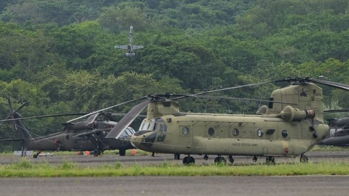 مسيّرة أميركية تحلق فوق مروحيات Chinook وBlack Hawk خلال مناورات باناماكس في بنما