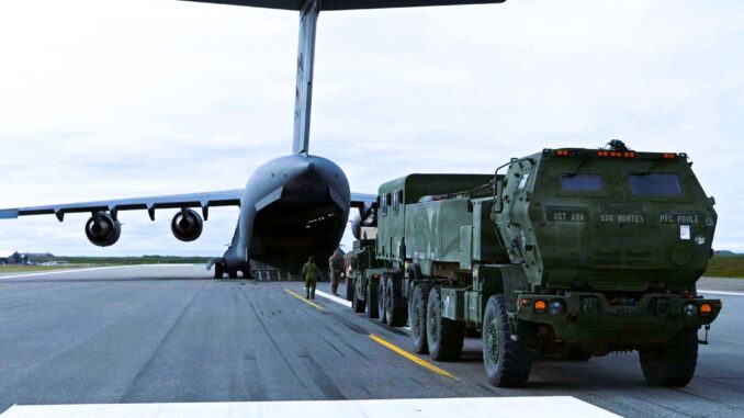 طائرة نقل كندية من طراز CC-177 غلوبماستر III تنقل منظومة صواريخ هيمارس الأمريكية خلال عملية توندرا مرلين في ألاسكا