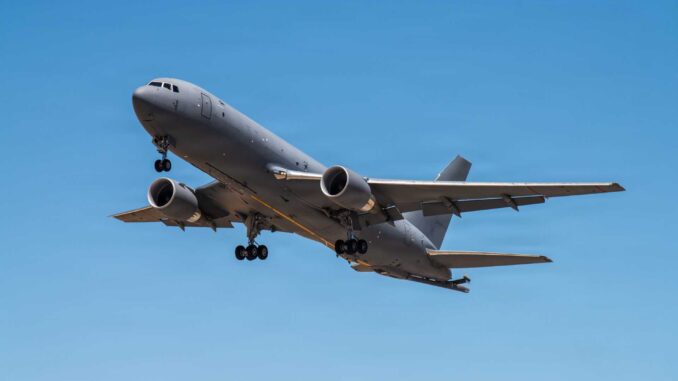 طائرة تزويد بالوقود جواً من طراز KC-46A بيغاسوس التابعة لصفقة قطر