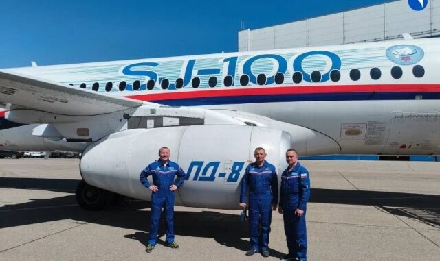 طائرة ياكوفليف SJ-100 الإقليمية ثنائية المحرك المزودة بمحركات PD-8 الروسية