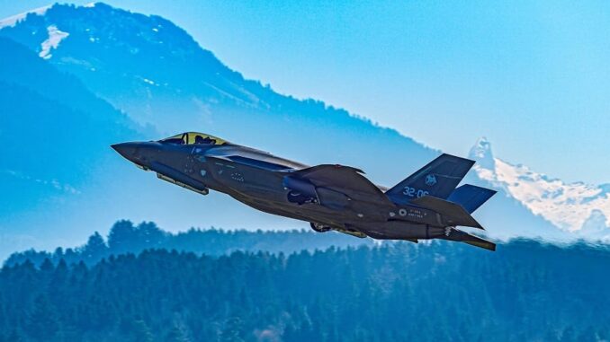 تجميع أول هيكل مقاتلة F-35A سويسرية في مصنع كاميري الإيطالي