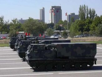 منصة إطلاق صواريخ M270 تابعة للجيش التركي خلال عرض عسكري