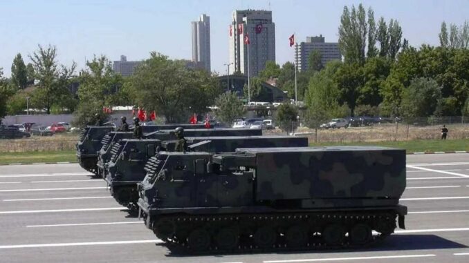 منصة إطلاق صواريخ M270 تابعة للجيش التركي خلال عرض عسكري